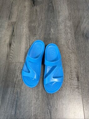 Dawgs Electric Blue Slip-On Crisscross Sandals